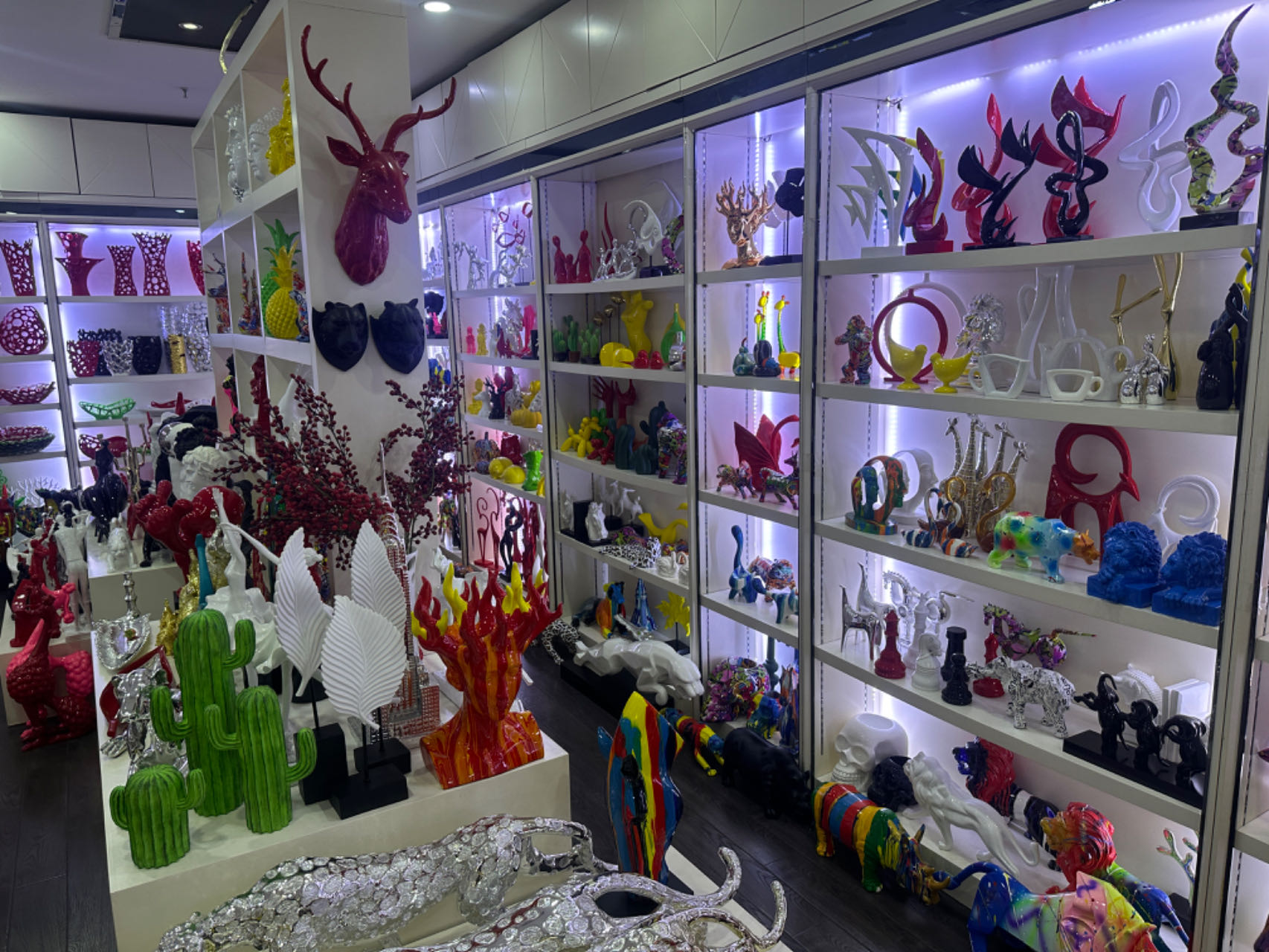 07_A_showroom_shop_in_Yiwu_market_for_home_decor_made_from_resin