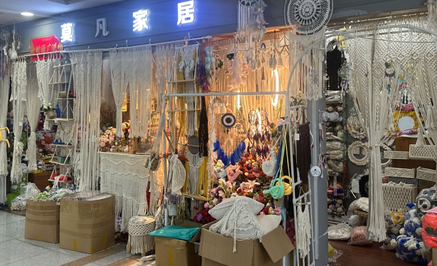 09_A_showroom_in_Yiwu_market_for_wall_hangings