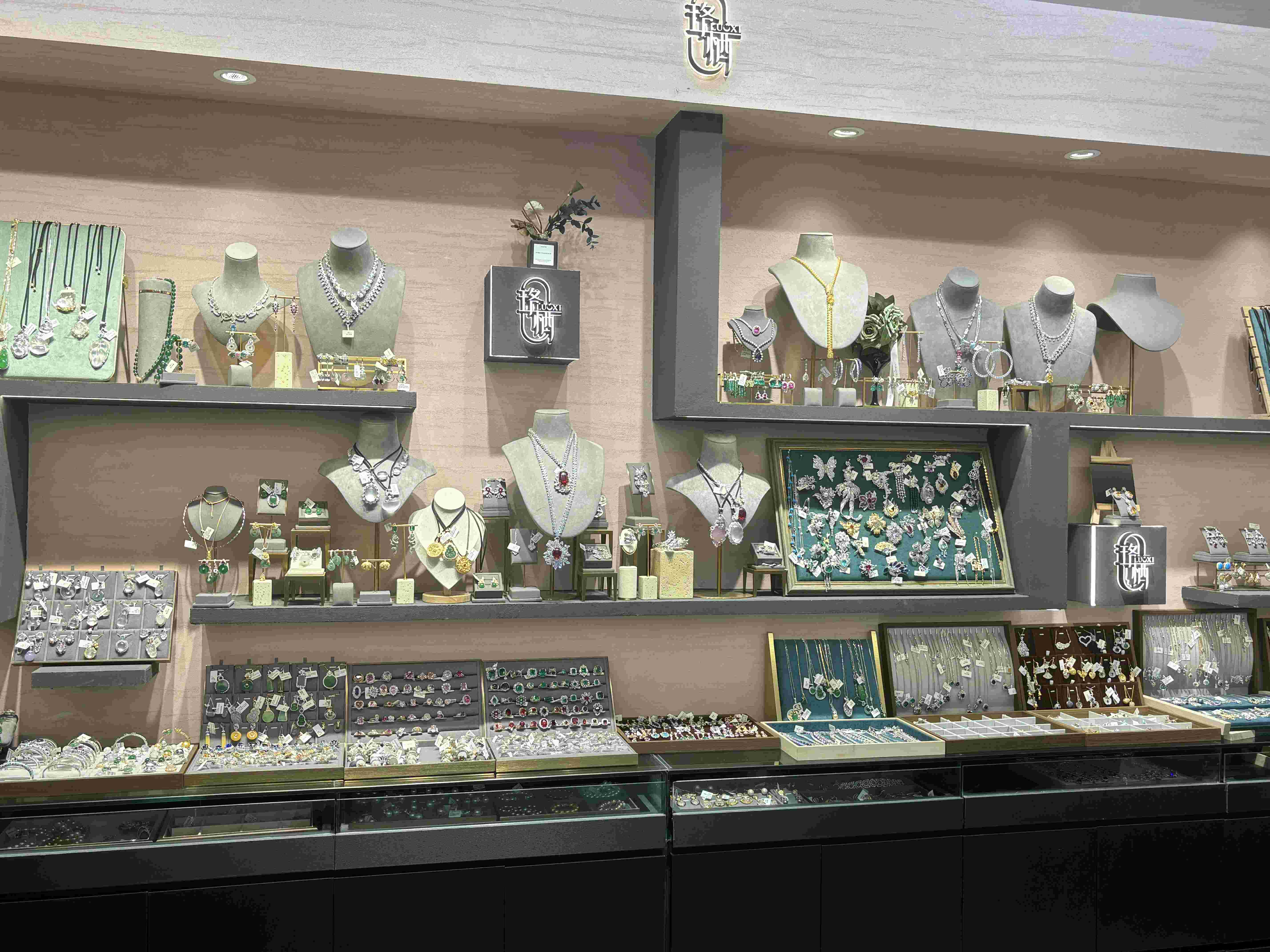 A supplier offers high end luxury jewelry in Yiwu jewelry wholesale market. -Aug.21, 2024.