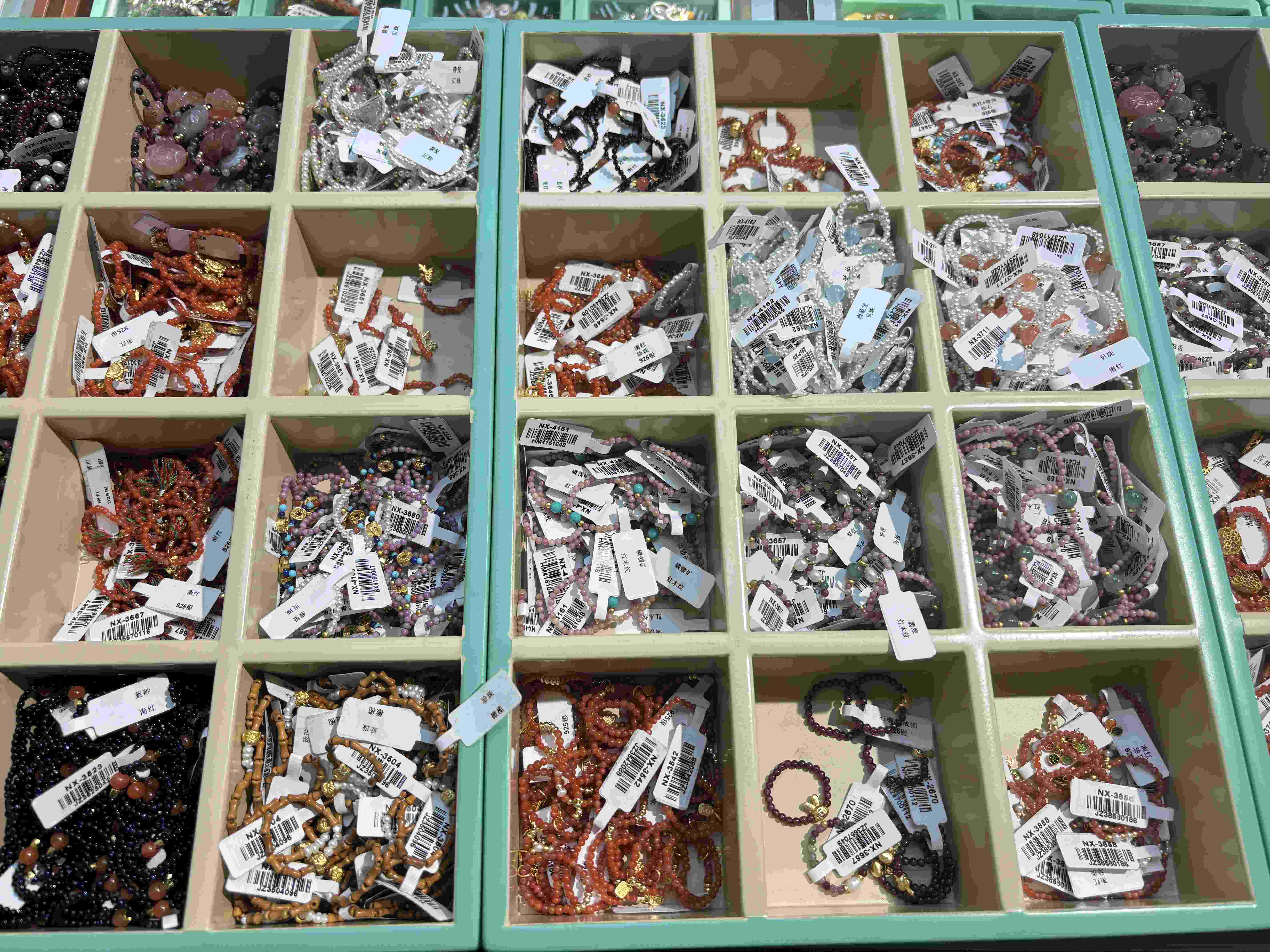 Private labeled natural stone bracelets wholesale in Yiwu market, China. -Aug.22, 2024.