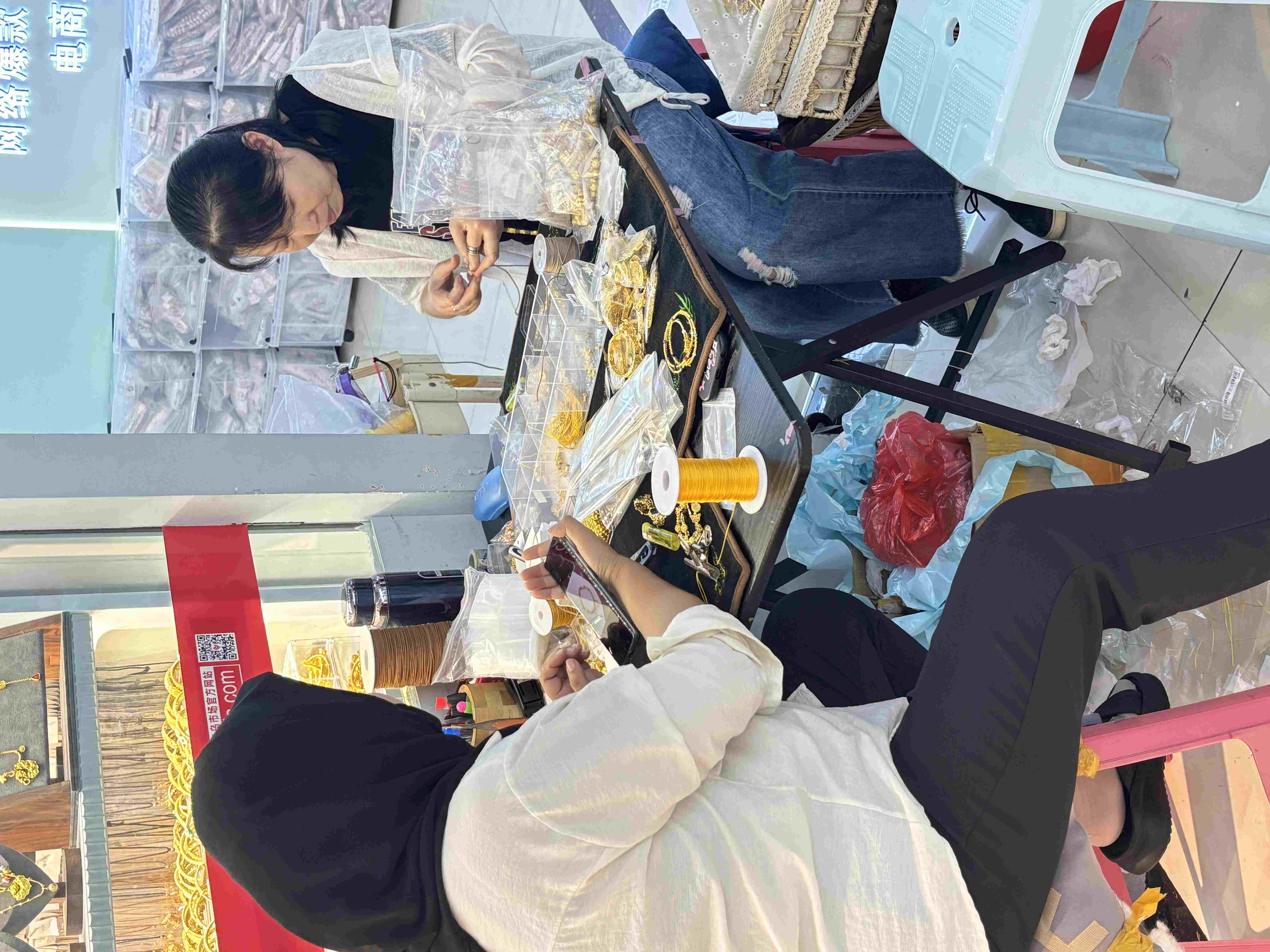 One Supplier In Yiwu Jewelry Wholesale Market Making Jewelry Inside Their Shop