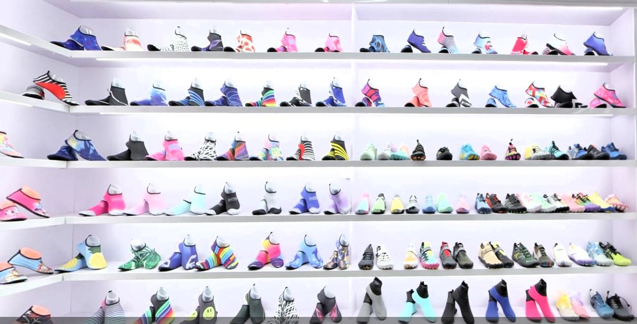 Beach shoes wholesale showroom in Yiwu market, China. | Floor 3, District 4 (in shoes area)