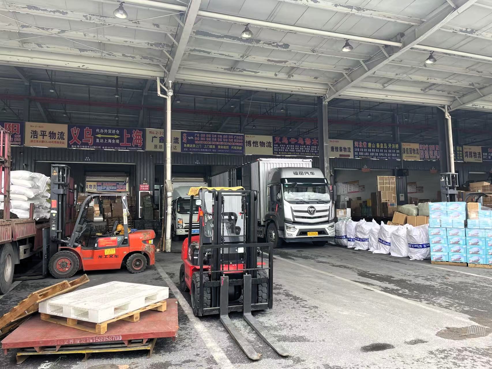 cargo station in logistics park in Yiwu city for domestic cargo transportation