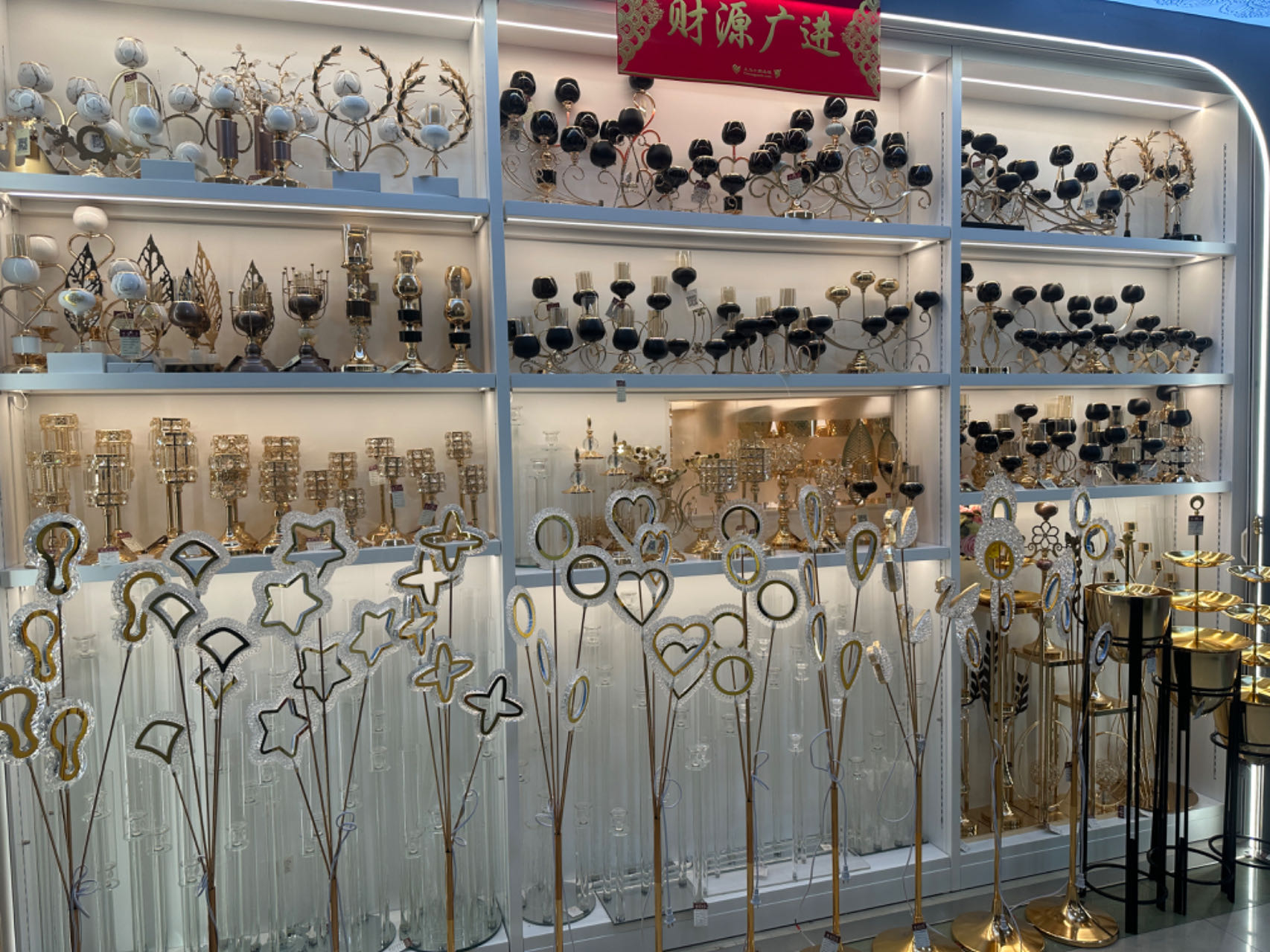 06_A_store_in_Yiwu_market_for_candle_holders