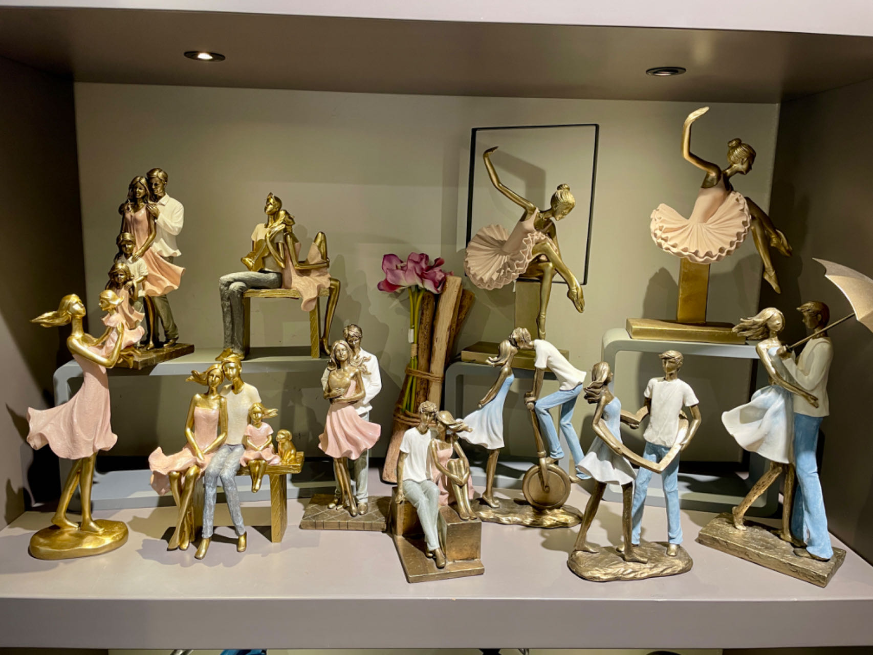 14_home_decor_in_Yiwu_market_family_theme_statues