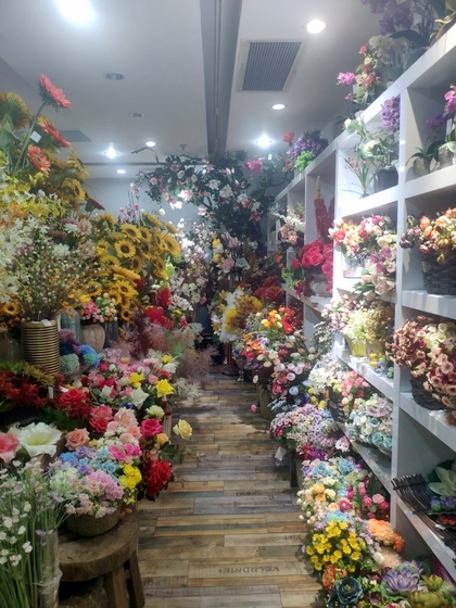 9124 XINSIJI Artificial Flowers & Plants Wholesale Factory Supplier in Yiwu China. Showroom 003