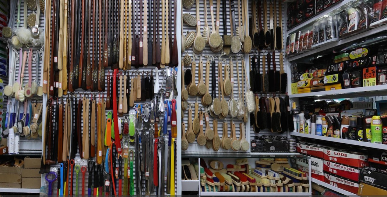 Shoehorn wholesale in Yiwu market, China.