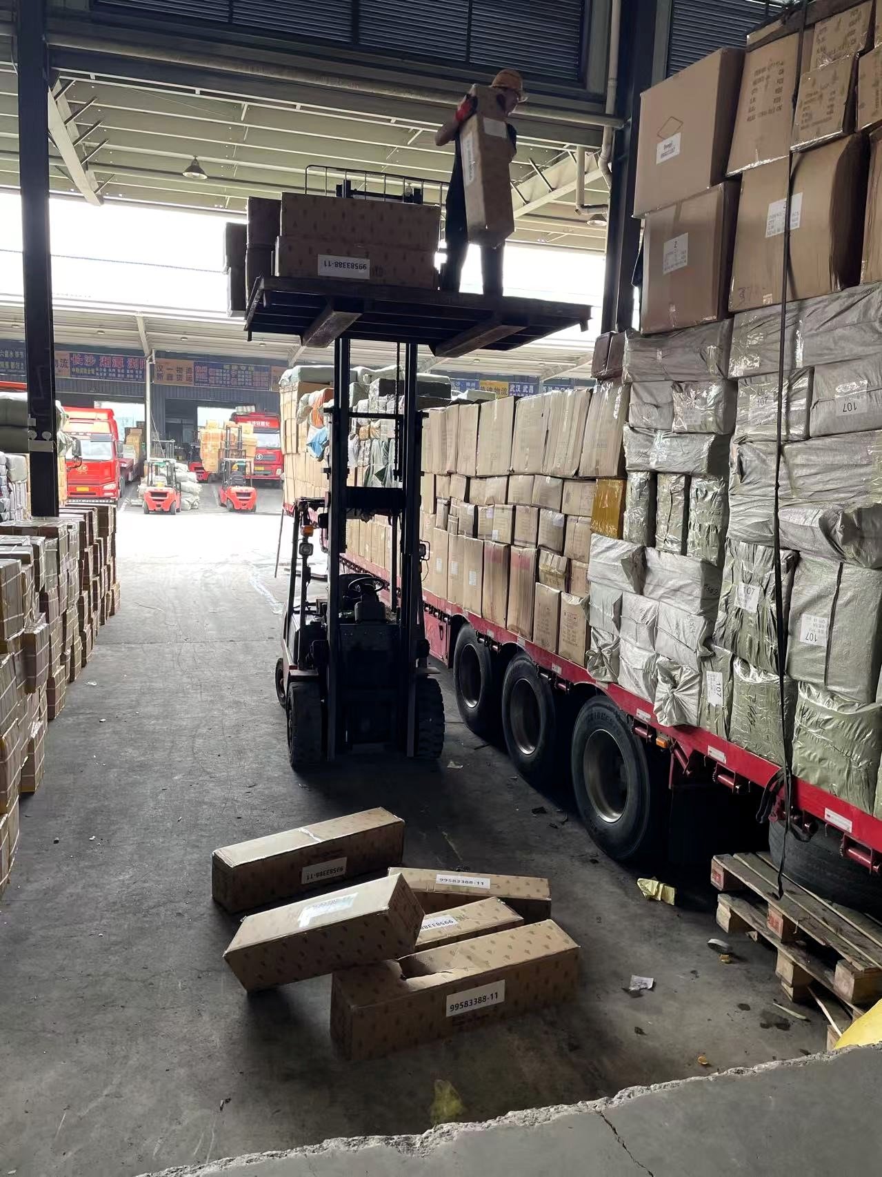 Loading truck in Yiwu for Erlian/Erenhot, then transfer to Mongolia.